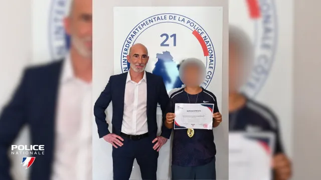 Menino encontra 800â ¬ e entrega-os. Um ano depois, recebe-os de volta