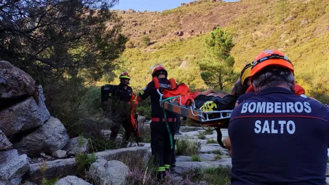 Bombeiros resgatam homem de 66 anos apÃ³s queda nas Sete Lagoas no GerÃªs
