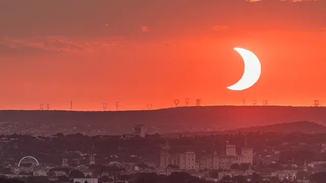 
                    Guarde os óculos! Há novo eclipse (parcial) em 2027. Onde ver?
                