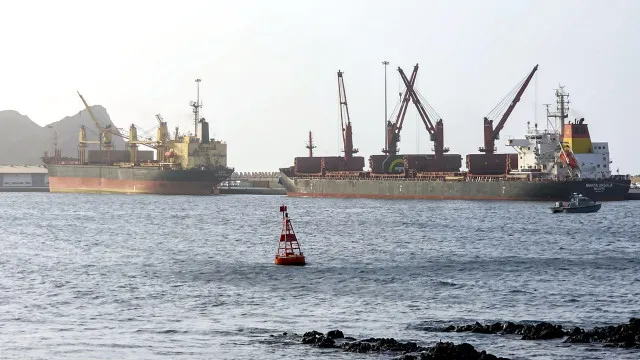 
                    'Maré negra' em Omã causada por petroleiro da 'frota fantasma' russa
                