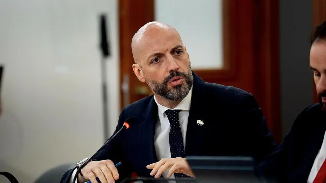 
                    Deputado do Chega diz ser licenciado em Harvard mas só fez lá 2 cadeiras
                