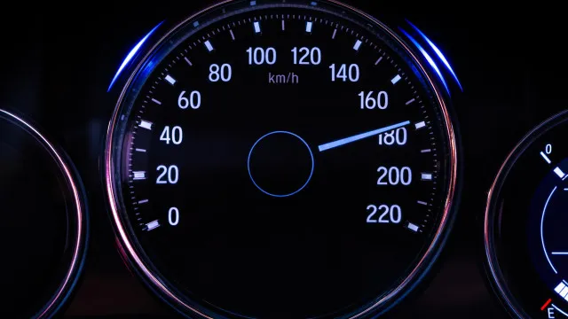 
                    Circular a 180 km/h poderá ser crime. Os riscos da velocidade excessiva
                
