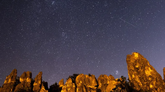 
                    Depois do eclipse, as Perseidas: Veja as primeiras imagens pelo mundo
                