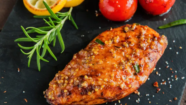Simples e irresistÃvel! Receita de peito de frango com mostarda e alecrim