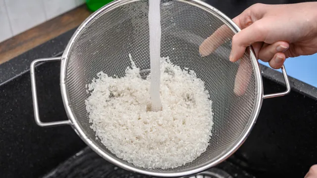 
                    É preciso lavar sempre o arroz antes de o cozinhar? O que dizem os chefs
                