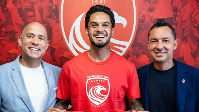 Oficial: Lateral Lucas Soares renova com o Santa Clara