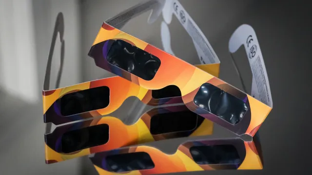 
                    Óculos de eclipse no lixo comum? Saiba como devem ser reciclados
                