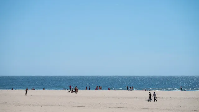 Água da praia de Matosinhos já está própria para banhos após contaminação