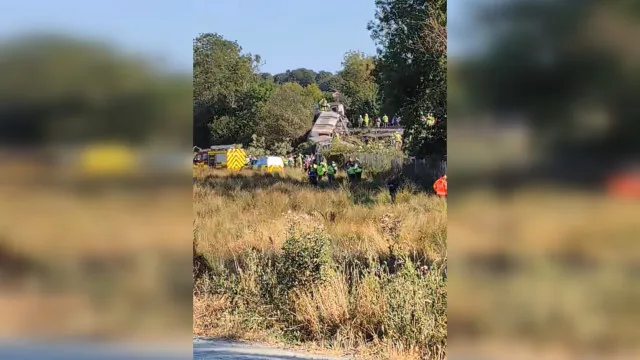 
                    Comboio descarrila no Reino Unido. Meios de emergência no local
                