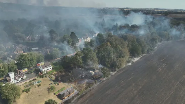 
                    Várias casas em chamas em West Midlands, no Reino Unido
                