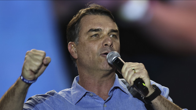 Bet de investigado por fraude do INSS pagou voos de Flávio Bolsonaro na Europa