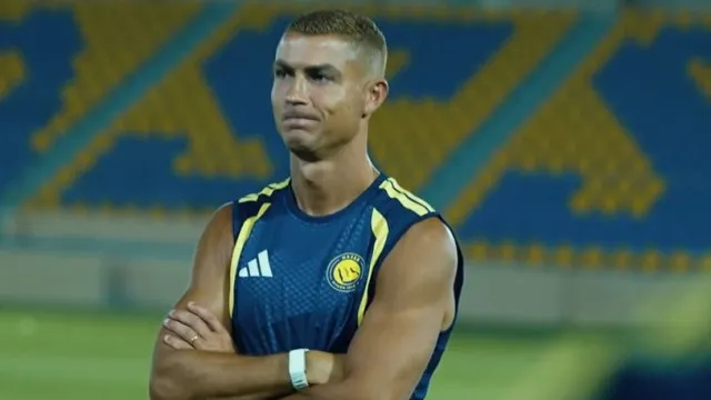 O que Ã© isto? Cristiano Ronaldo voltou de fÃ©rias com visual surpreendente