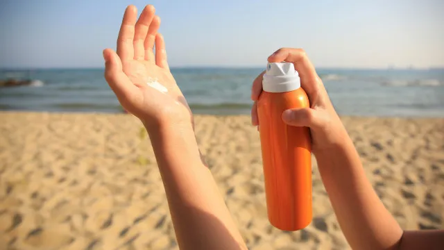 
                    Protetor solar em spray. Dermatologista revela como aplicar corretamente
                