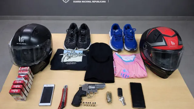 Arma na virilha, procurado e situaÃ§Ã£o irregular: TrÃªs detidos em Almada
