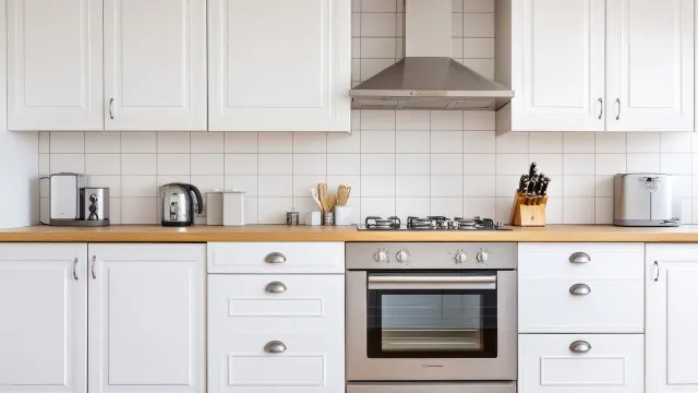 Como limpar a gordura que fica na parte de cima dos armÃ¡rios da cozinha
