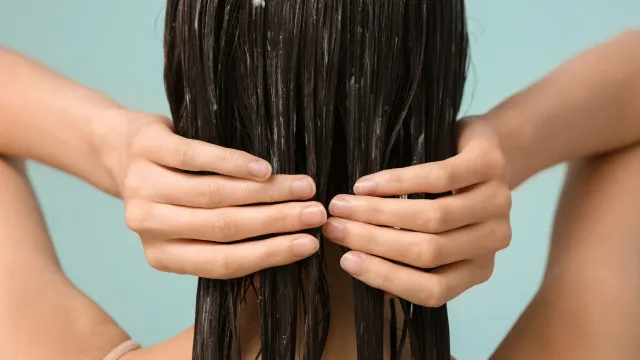 Precisa mesmo de usar condicionador? Dermatologista explica tudo