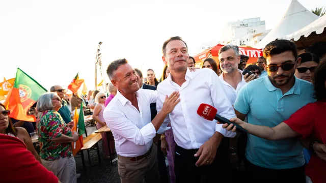 
                    Montenegro anuncia passe a 20 euros chega a áreas de Lisboa e Porto 
                