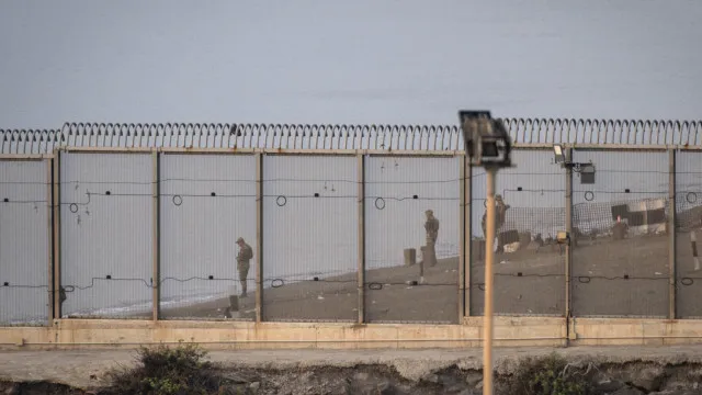 Marrocos trava entrada de centenas de migrantes em Ceuta
