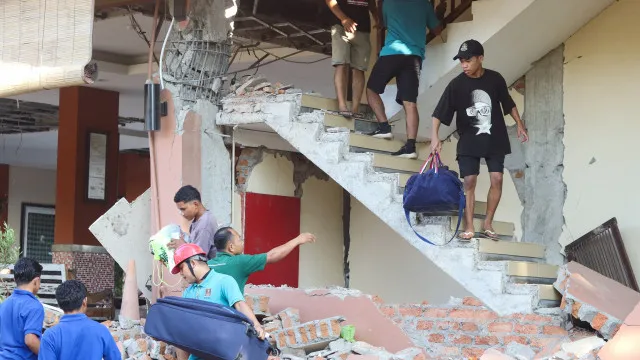 
                    Milhares aguardavam ainda por assistência dias após sismo na Indonésia
                