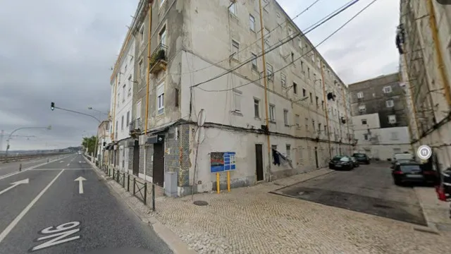 
                    Algés: Jovem que matou mãe confessou crime. Irmã continua em Portugal
                