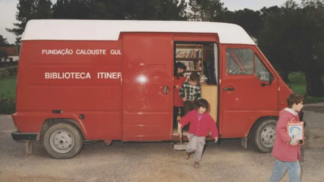 Bibliotecas itinerantes vÃ£o alÃ©m da leitura e prestam tambÃ©m apoio social