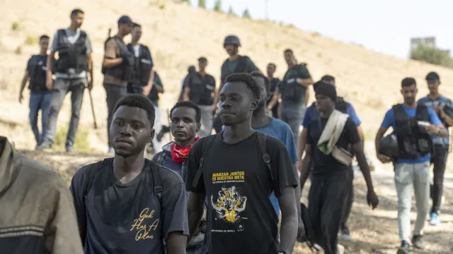 
                    UE pede retorno de migrantes irregulares em Ceuta, incluindo menores
                
