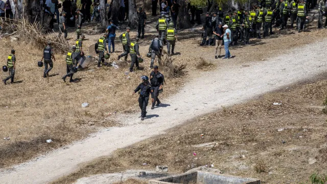 
                    Repatriados 21 migrantes após apedrejamento de patrulha militar em Ceuta
                