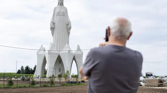 
                    Polónia inaugura a maior estátua da Virgem Maria na Europa. E há imagens
                