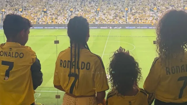 
                    CR7, Georgina e filhos na bancada. 1.ª aparição da família após casamento
                