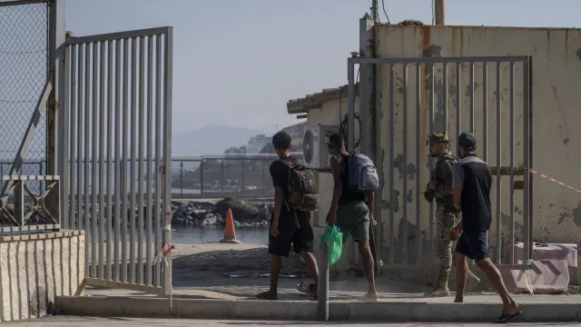 
                    Ceuta e Melilla sem incidentes após incitações para nova entrada em massa
                