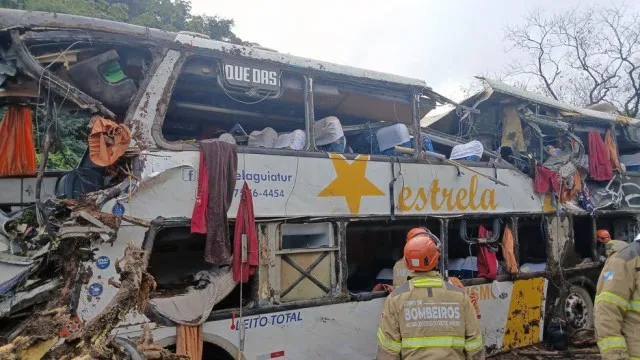 
                    Pelo menos dez mortos em despiste de autocarro no Rio de Janeiro
                