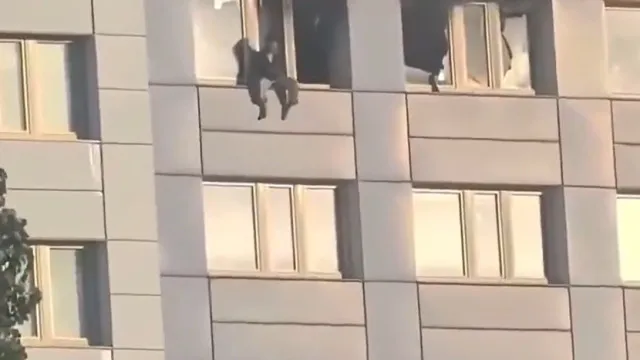 
                    Mulher presa em parapeito de janela no 11.º andar após incêndio. Há vídeo
                