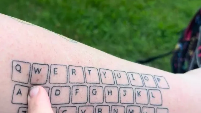 
                    Mãe tatuou teclado no braço para filho autista conseguir 