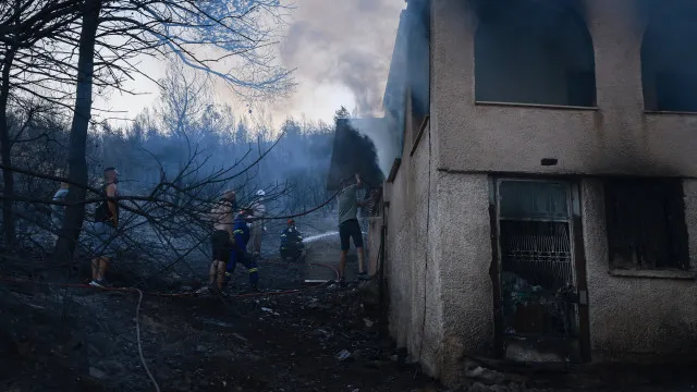 
                    Incêndios na ilha grega de Salamina controlados: 