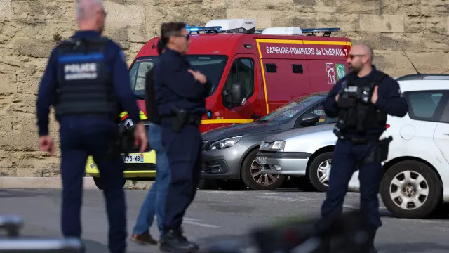 
                    Jovem de 19 anos morto por bala perdida em frente a discoteca em França
                