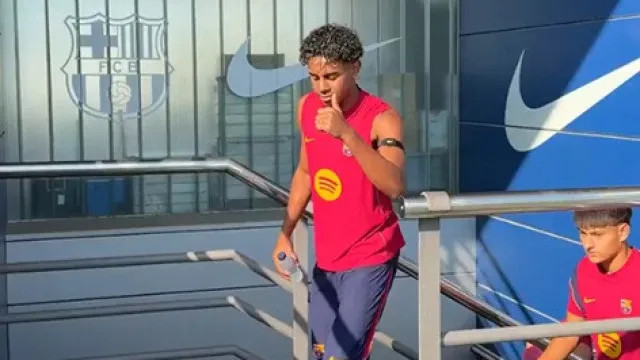 
                    Lamine Yamal gozou com o penteado dos colegas e a reação foi esta
                