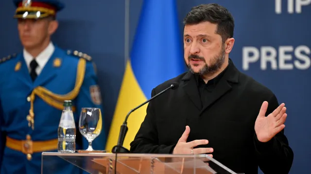 
                    Manifestantes exigem diálogo a Zelensky face à remodelação do governo
                
