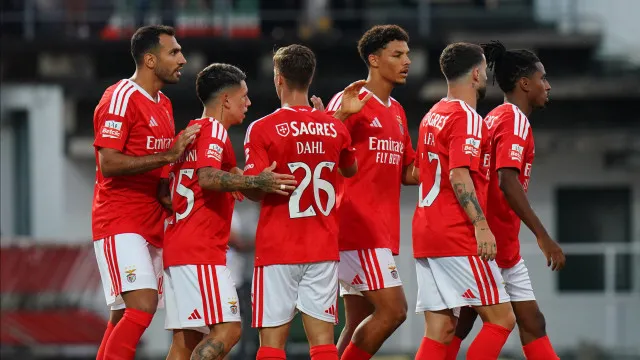 
                    Massacre em Rio Maior. Benfica 'espeta' sete ao Casa Pia e já vê o trono
                