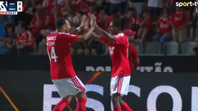 
                    Um, dois, três. Pavlidis faz sorrir o Benfica e alcança história
                