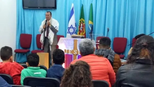 
                    Imigração ilegal. Pastor evangélico condenado, mas locais seguem abertos
                