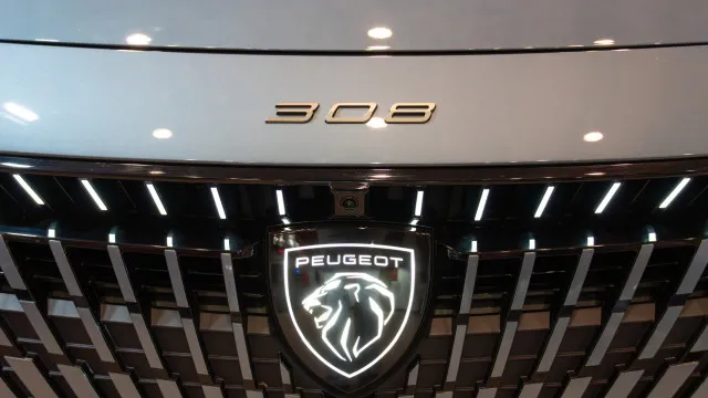 
                    Peugeot quer ir além da renovação. Pode tornar este hatchback em fastback
                