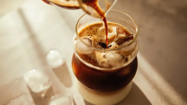 Beber café com gelo é mais saudável? Nutricionista deixa alerta