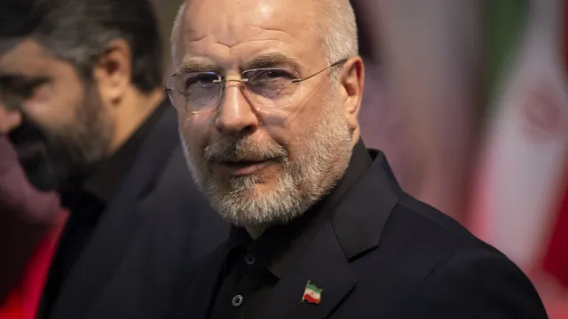 
                    Presidente do parlamento iraniano vai ao Iraque sob pressão dos EUA
                