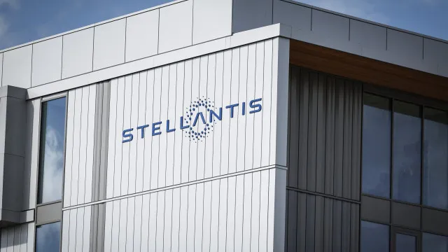 
                    Recall: Stellantis chama quase um milhão de carros para reparação
                