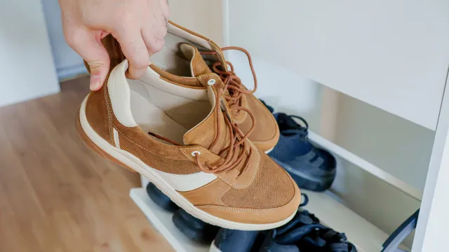 
                    Tirar ou não tirar os sapatos? Eis o que um médico faz ao chegar a casa
                