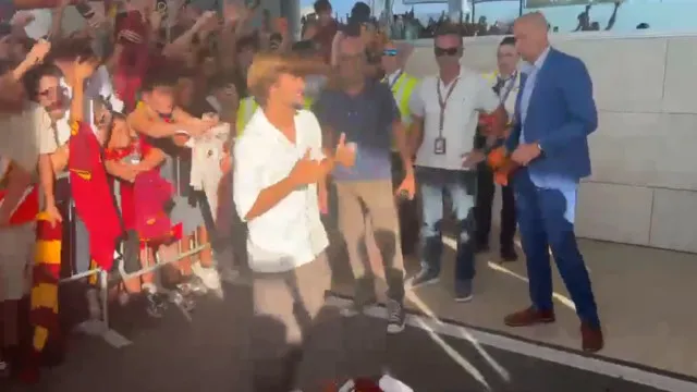 Loucura total em Roma na chegada de Rodrigo Mora