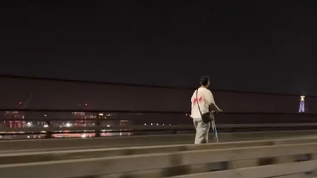 
                    Homem passa Ponte 25 de Abril de trotinete em contramão. PSP investiga
                