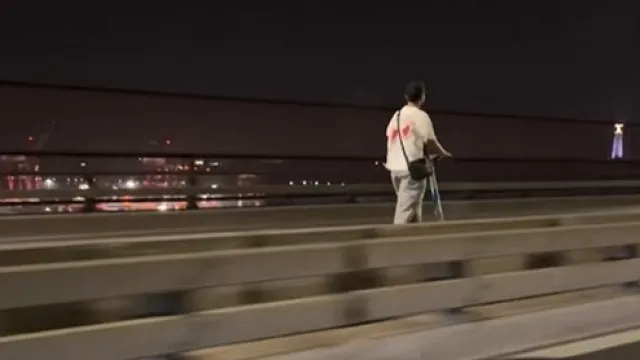 Homem passa Ponte 25 de Abril de trotinete em contramão. PSP investiga