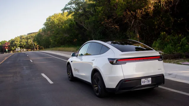 
                    Condução (autónoma) perigosa? Robotáxi da Tesla atravessou pilaretes
                