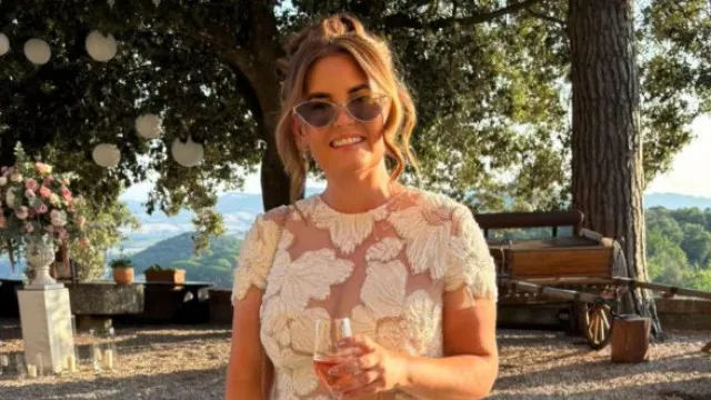 
                    Abandonada pelo noivo, mulher viaja para Itália para celebrar o casamento
                